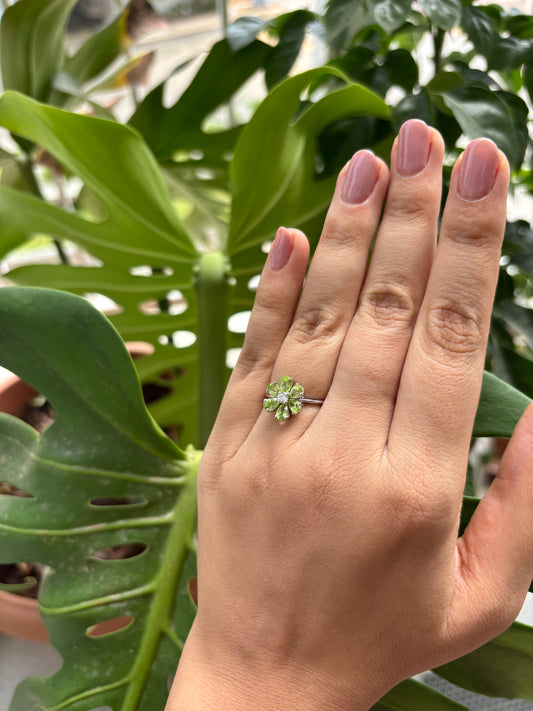 Verde Bloom Ring – Sterling Silver & Peridot